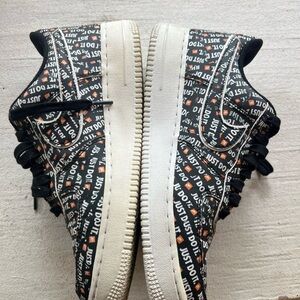 Nike Black and White 'Just Do It Air Force 1 07 LV8 fits ladies size 9.5 pre